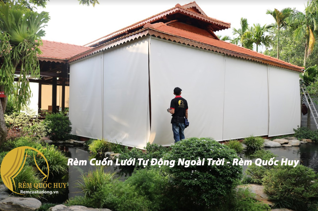 Mẫu rèm cuốn dây cáp tự động dùng cho không gian sân vườn