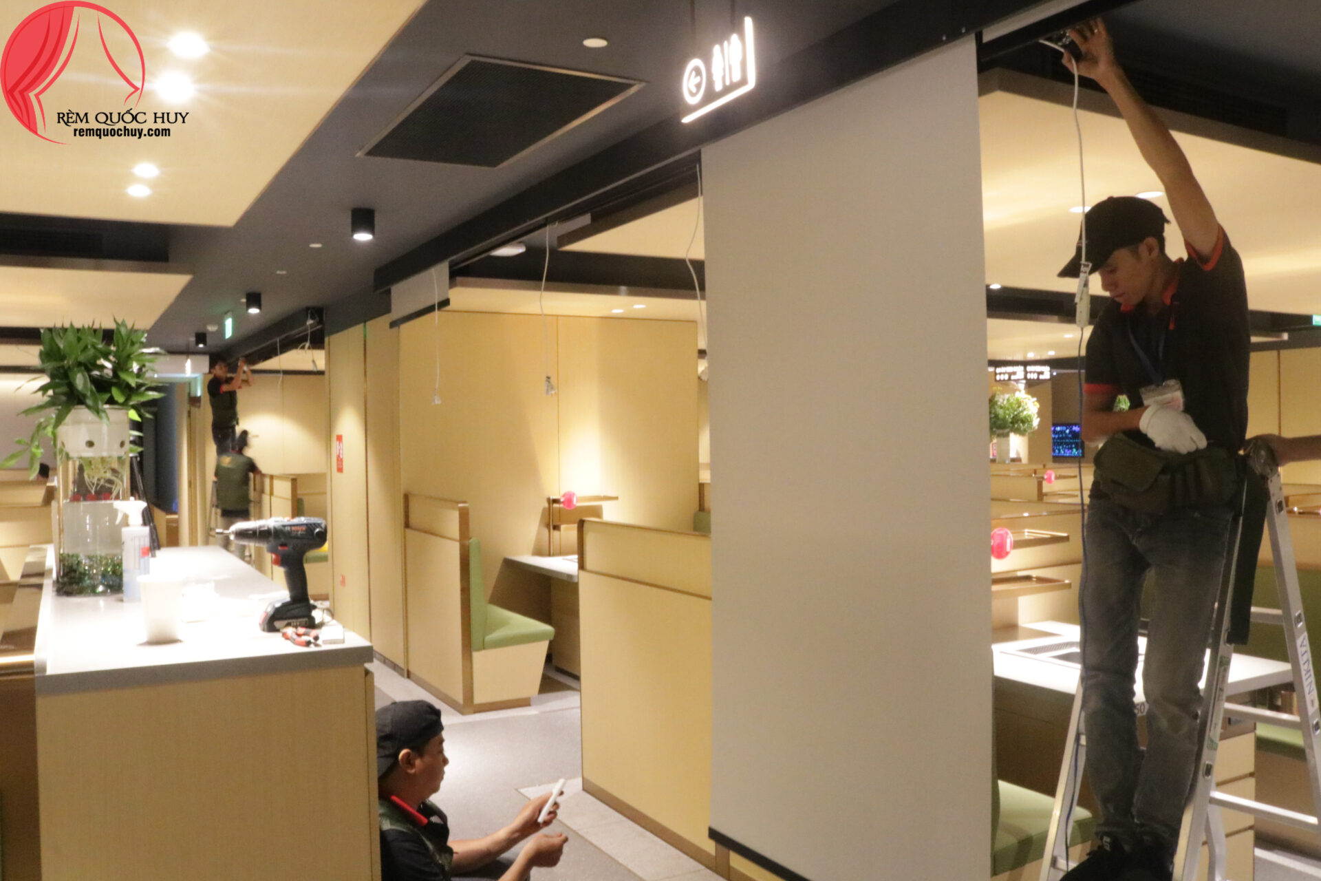 rèm cuốn cho nhà hàng sang trọng phù hợp phong cách châu Âu