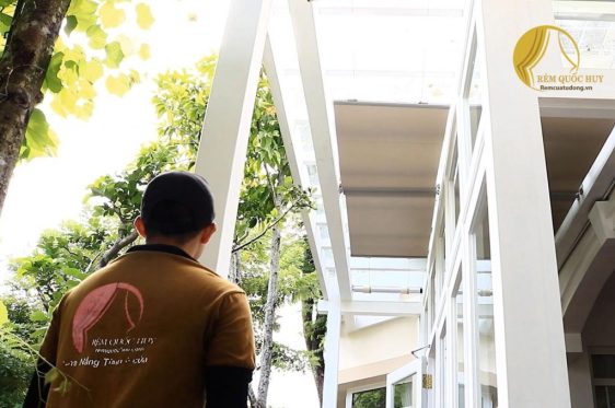 Lắp đặt rèm tự động kiểm soát nắng cho giếng trời công trình