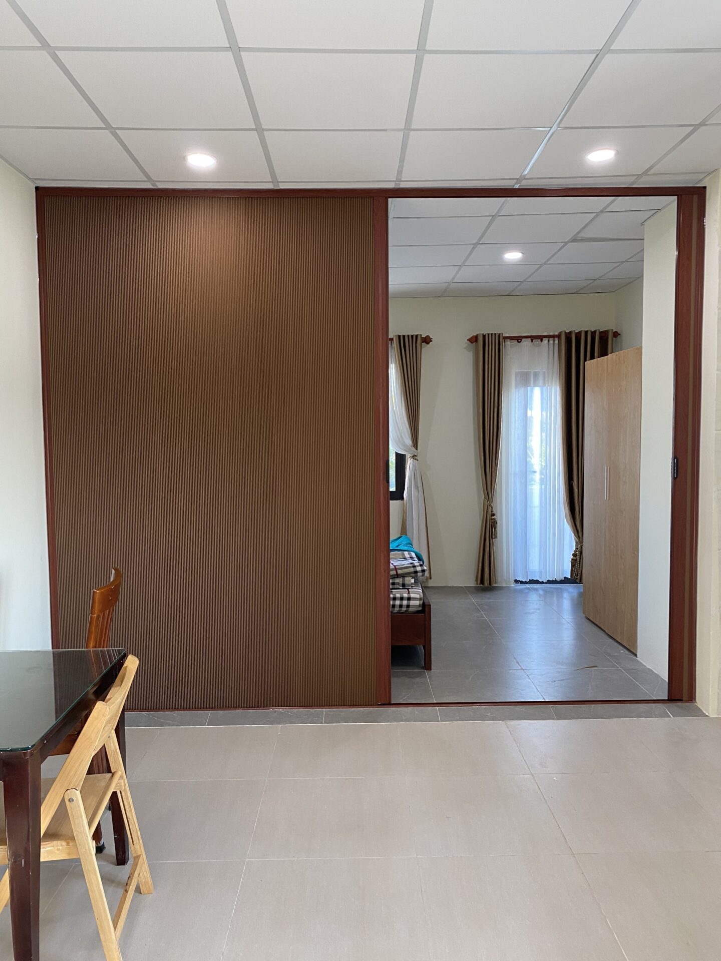 Cửa cuốn ngăn phòng thông minh tự động cho không gian