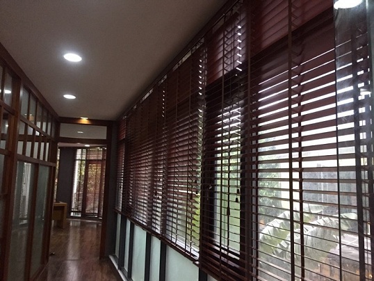 Rèm kéo gỗ thông minh tự động cho không gian sống