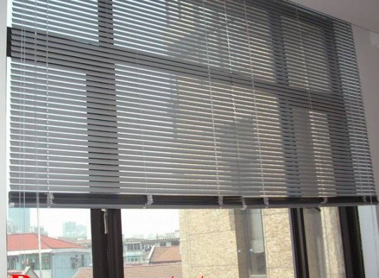 Rèm xếp ngang hiện đại cho cửa sổ phòng khách sang trọng