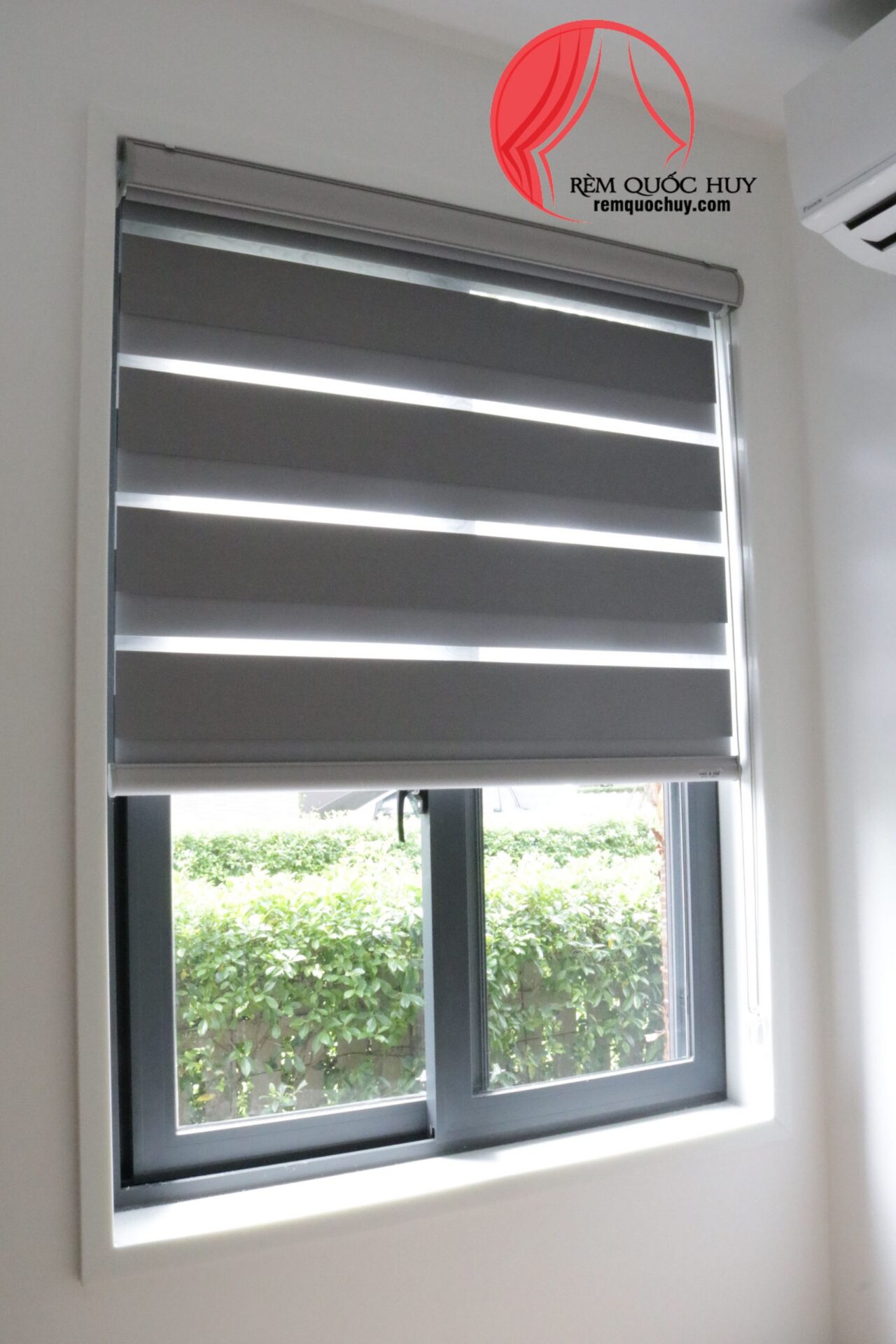 Giá rèm cửa sổ thông minh tự động cho không gian sống