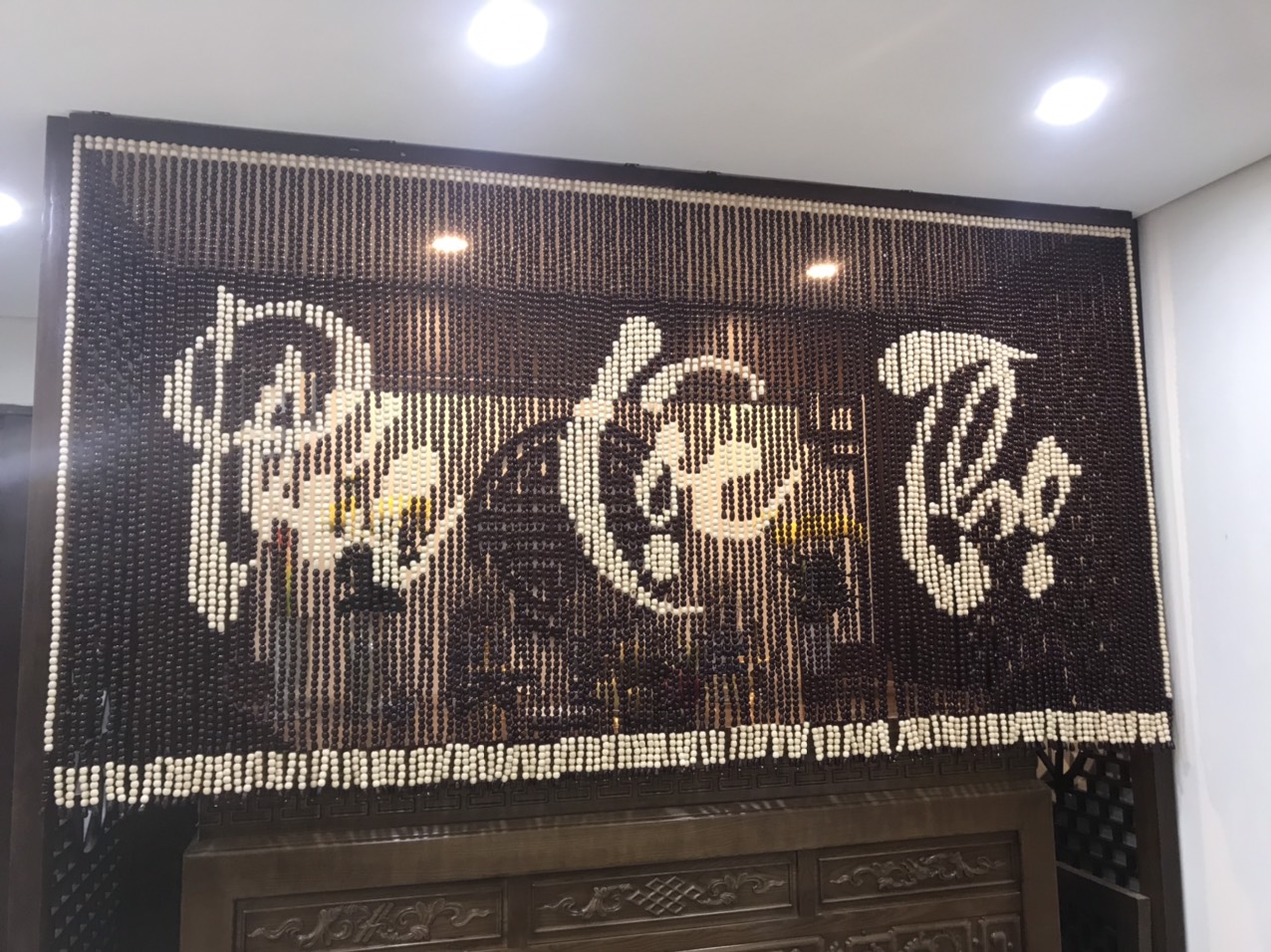 Rèm bàn thờ hạt gỗ thông minh tự động