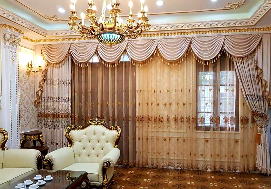 Không gian phòng khách hiện đại với rèm cửa màu kem tinh tế