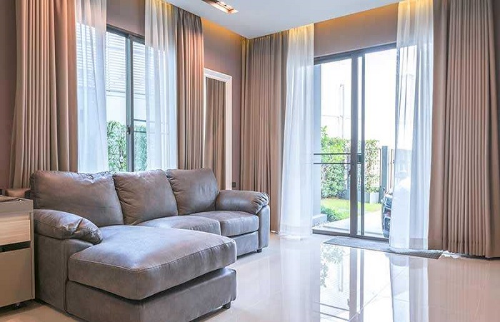 Rèm cửa chính phòng khách cản sáng hiệu quả