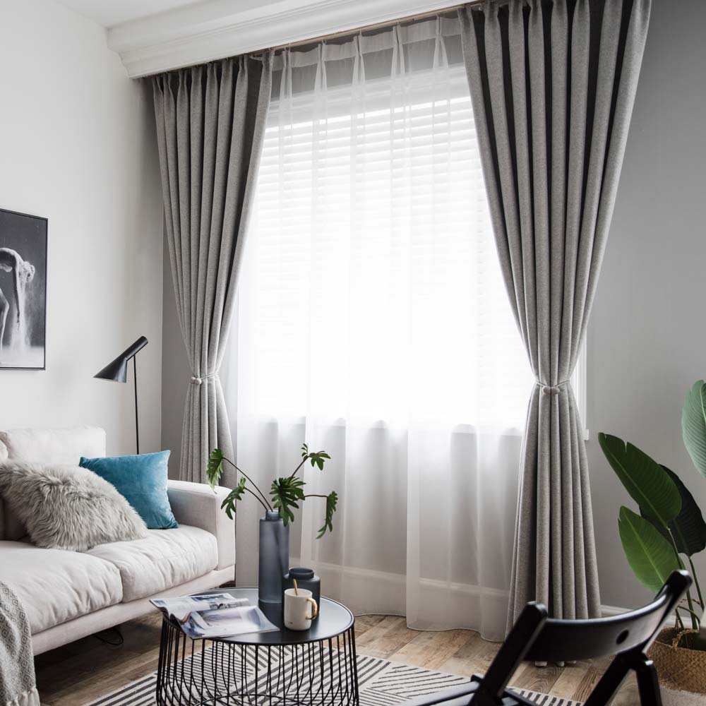 Rèm phòng khách gam màu trung tính, dễ phối sofa và thảm