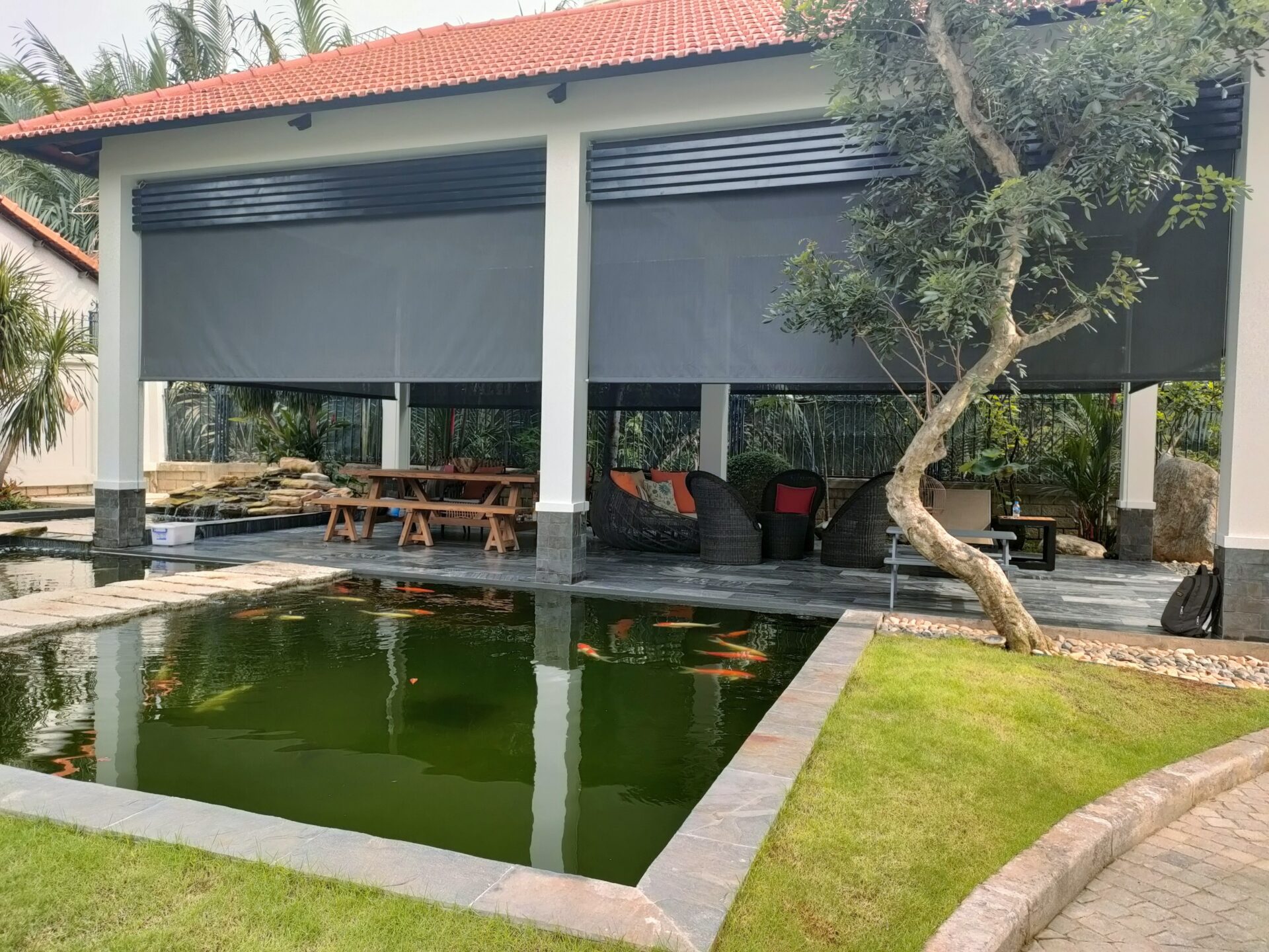 Rèm cuốn ngoài trời màu ghi sang trọng lắp cho hiên nhà