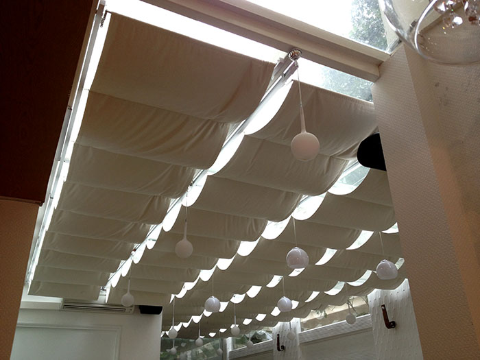 Rèm thả trần cao cấp trang trí phòng khách hiện đại