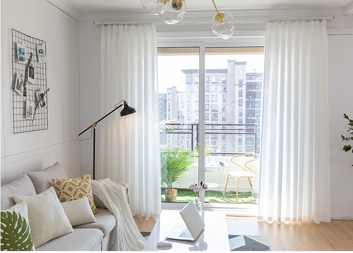 Rèm trắng trơn đơn giản