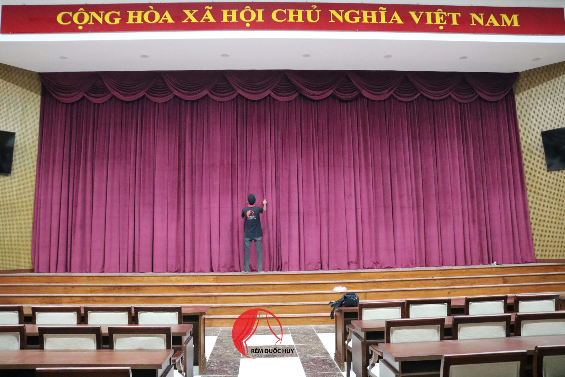 Vải làm phông sân khấu cao cấp màu đỏ cho sự kiện
