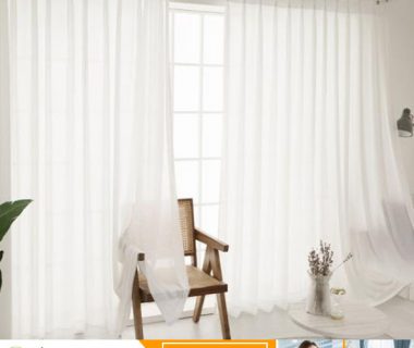 Rèm cửa màu trắng nhẹ nhàng, giúp căn phòng trở nên rộng và sáng hơn