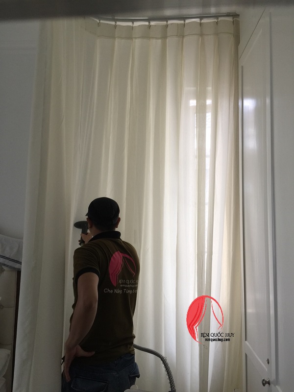 Đặt lịch giặt rèm tại nhà ở TPHCM giá tốt