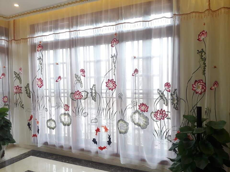 Rèm voan treo trần thả nhẹ, dùng cho quán café hoặc nhà hàng phong cách vintage