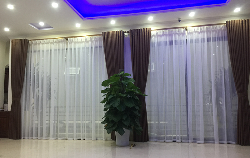 Cận cảnh thao tác tháo rèm cửa cuốn và vải