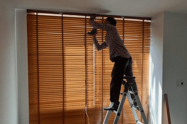 Hình ảnh cách tháo rèm cửa gỗ cao cấp tại nhà