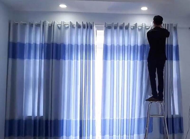 Hình ảnh cách tháo rèm cửa vải an toàn để giặt