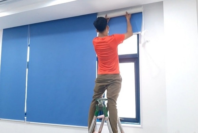 Hình ảnh hướng dẫn cách tháo rèm cửa cuốn tại nhà từng bước