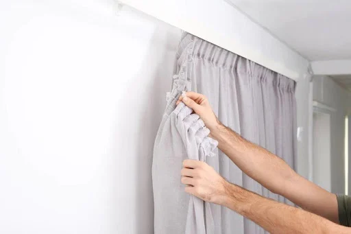 Hình ảnh minh họa cách tháo rèm cửa xếp ly dễ dàng