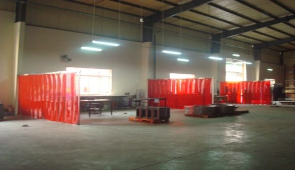 Mẫu rèm nhựa màu đỏ độc đáo, phù hợp showroom và nhà ở