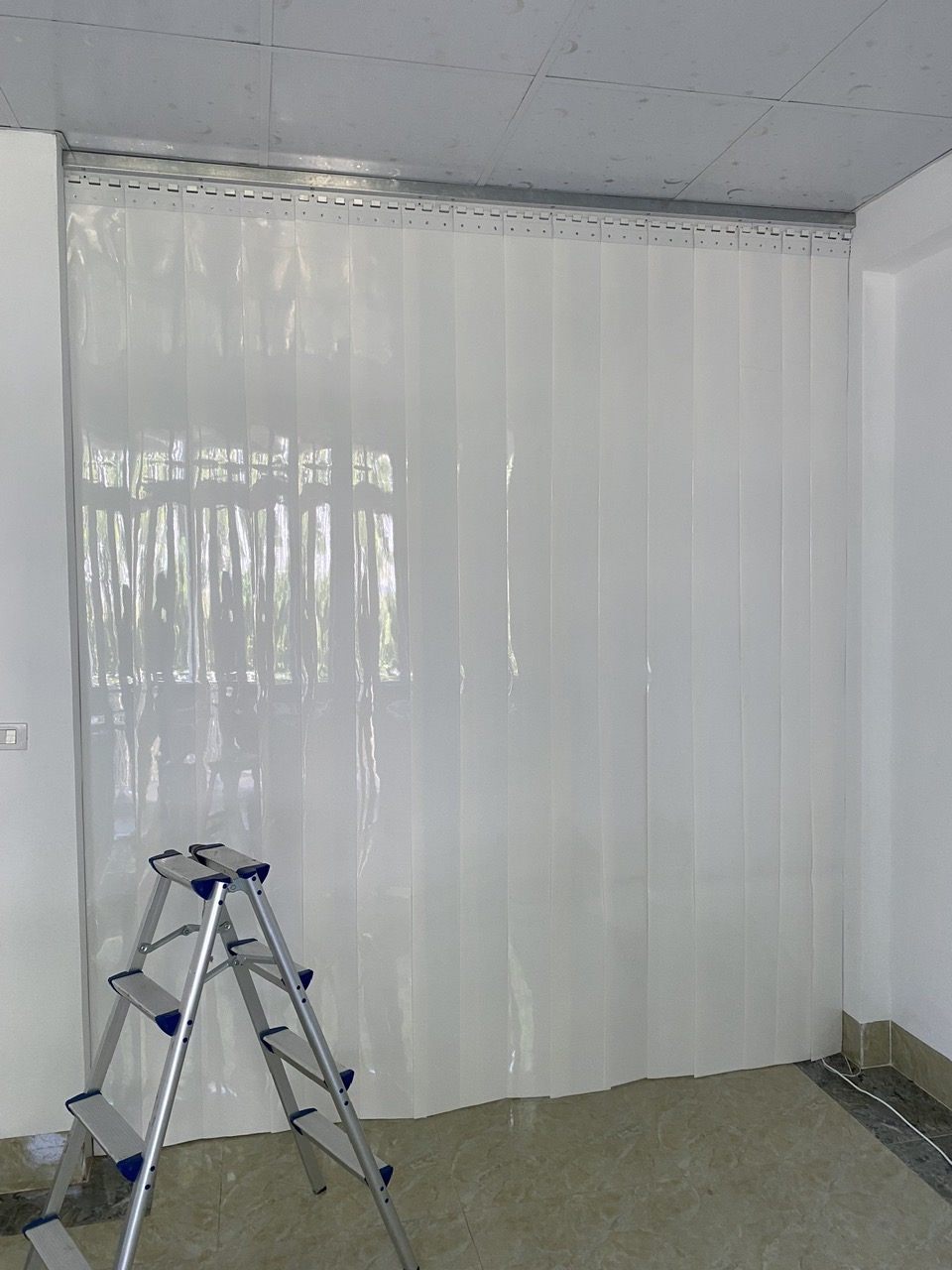 Mẫu rèm nhựa màu trắng trang trí nội thất tối giản