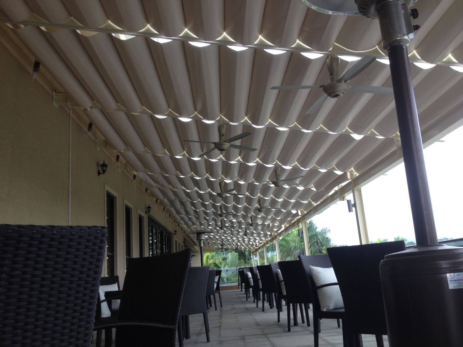 Không gian quán cà phê lắp mái xếp pergola che nắng hiệu quả