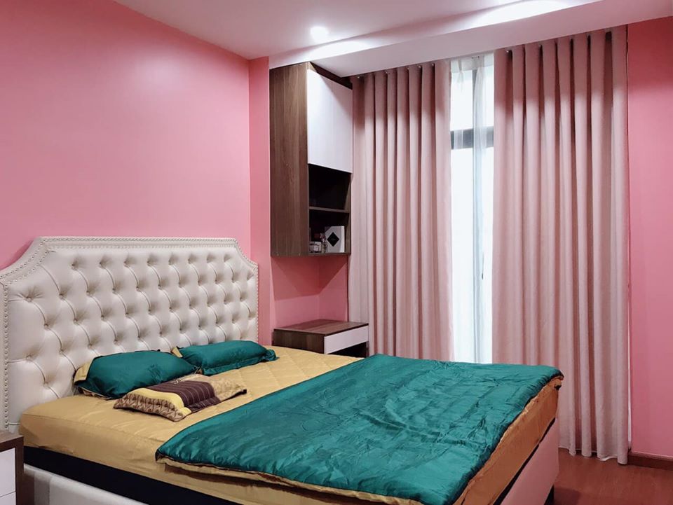 Mẫu rèm màu hồng cho bé với hoạt tiết đáng yêu