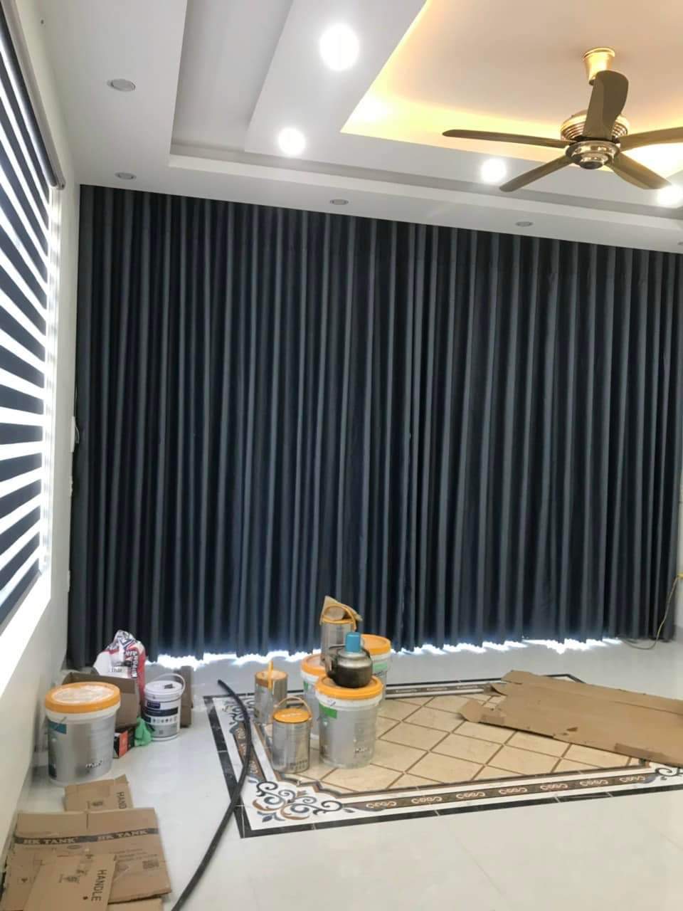 Mẫu rèm vải màu đen hiện đại cho phòng làm việc