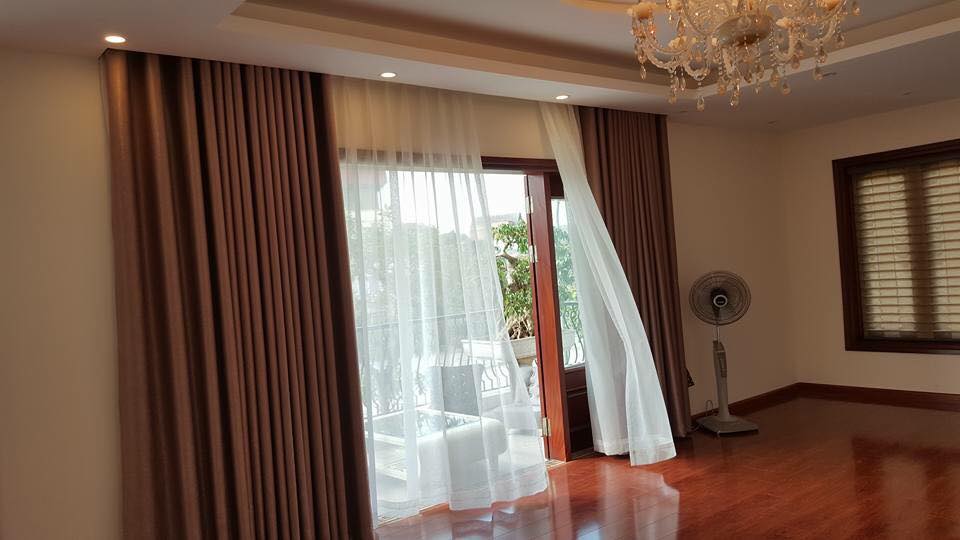 Mẫu rèm vải màu gỗ cao cấp phong cách mộc mạc sang trọng