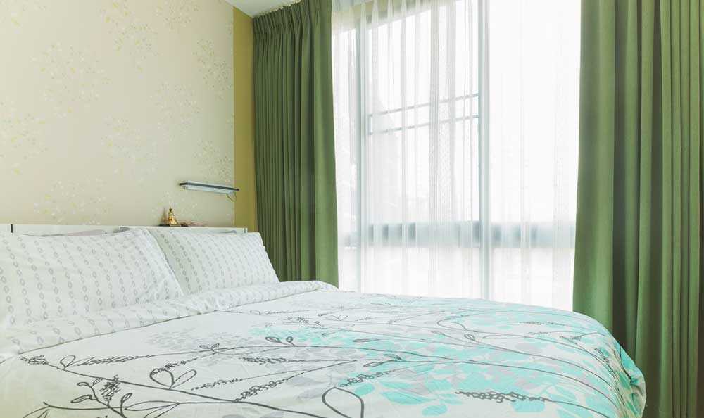 Mẫu rèm vải màu xanh lá cây tạo cảm giác gần gũi thiên nhiên