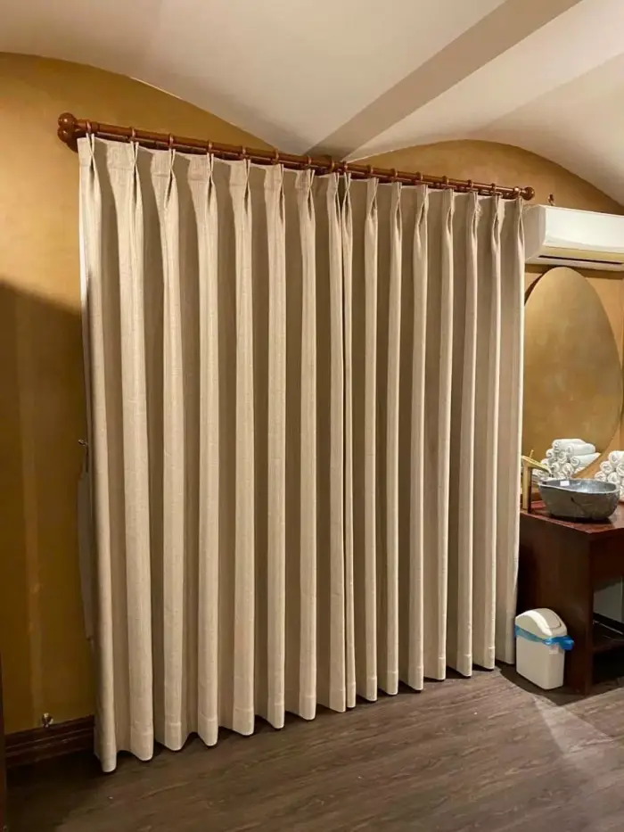 Máy may đang may phần nếp gấp của rèm cửa xếp ly