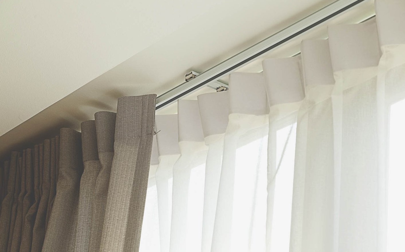 Người tháo rèm cửa xếp ly để vệ sinh