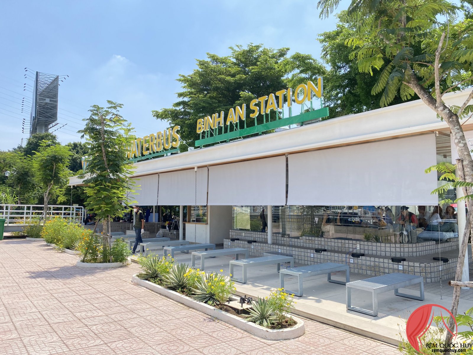 Rèm che nắng mưa tự cuốn tiện lợi cho quán cafe
