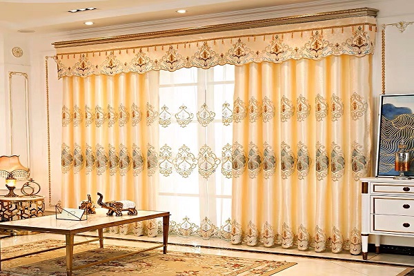 Rèm màu vàng nâu sang trọng phối hợp nội thất gỗ