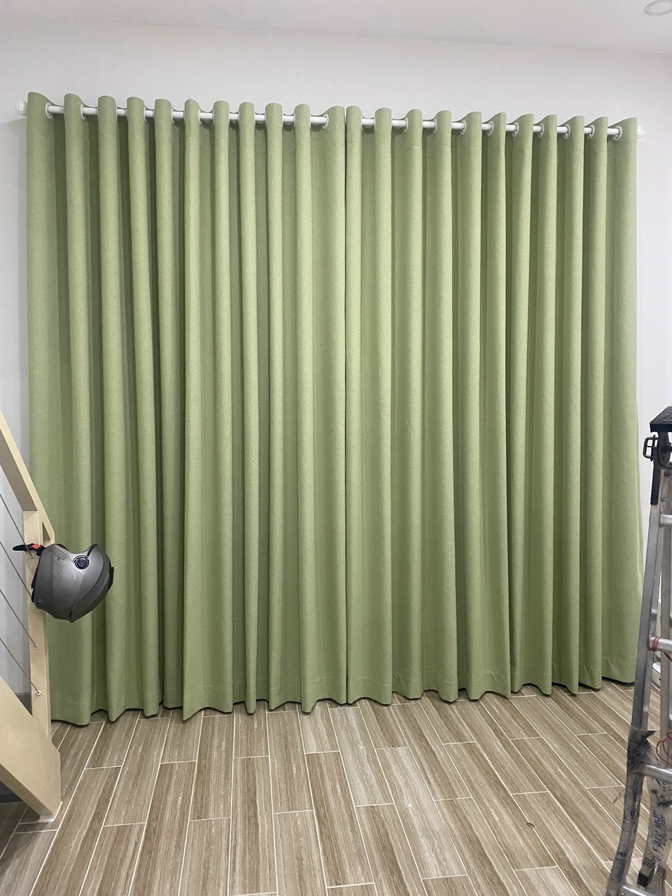 Rèm màu xanh cốm trẻ trung lắp đặt tại phòng khách