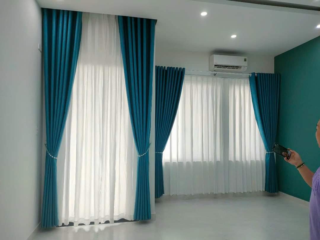 Rèm màu xanh nước biển đẹp lắp đặt tại nhà phố sang trọng