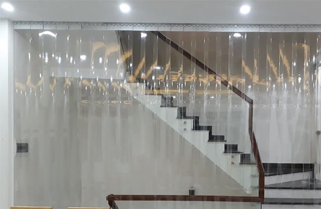 Rèm ngăn lạnh xếp gọn tiện lợi cho cửa ra vào
