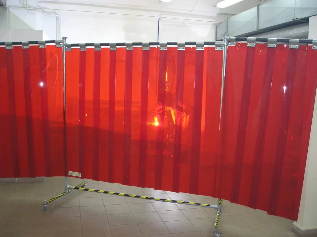 Rèm nhựa màu đỏ nổi bật