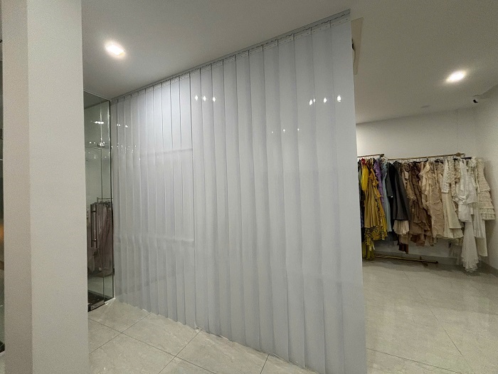 Rèm nhựa màu trắng đơn giản