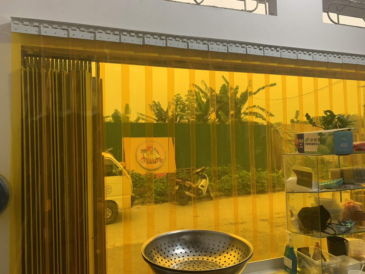 Rèm nhựa màu vàng nổi bật cho không gian sáng tạo