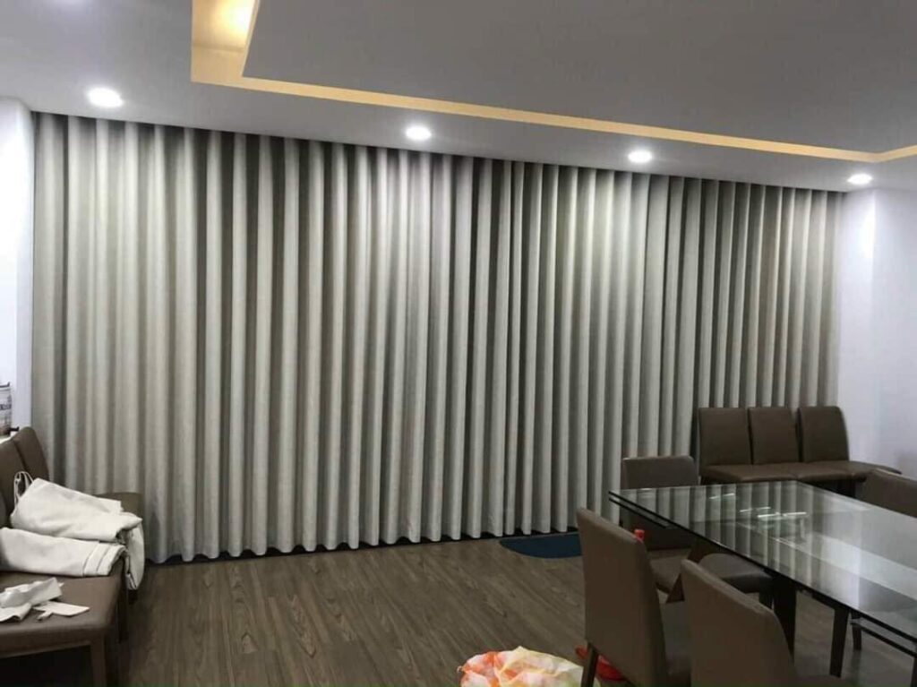 Rèm vải định hình giữ nếp gọn gàng cho cửa sổ phòng ngủ