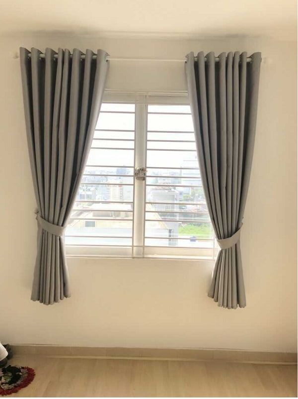Rèm vải hoa văn mềm mại cho khung cửa sổ nhỏ