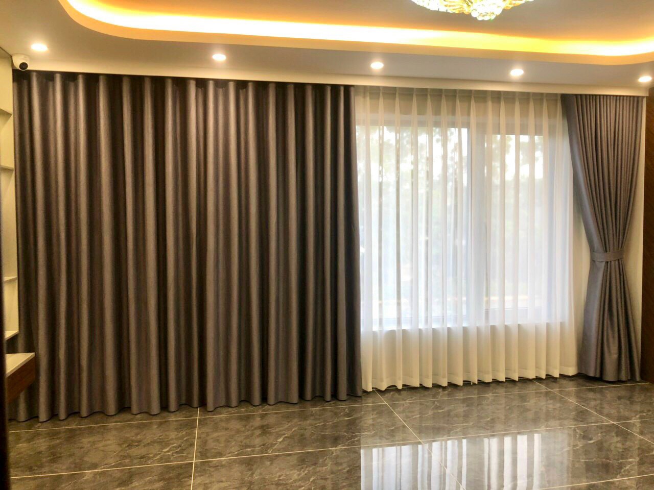 Rèm vải màu gỗ trang trí phòng khách ấm cúng và tinh tế