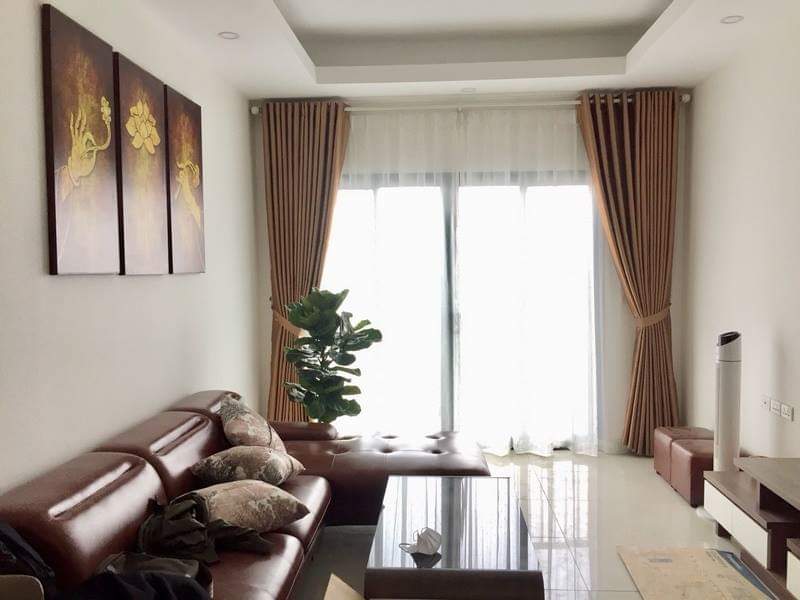 Rèm vải màu gỗ tự nhiên hài hòa với đồ nội thất