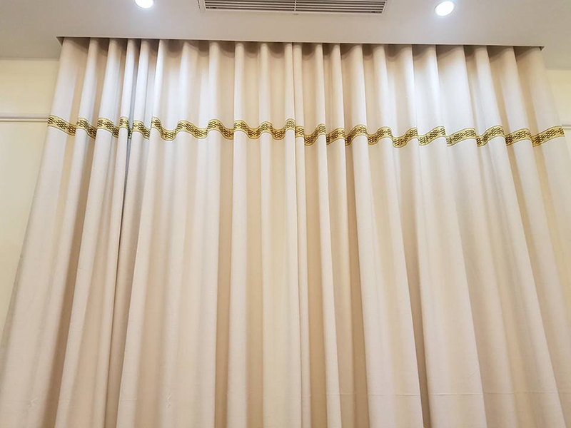 Rèm vải màu vàng kem đẹp tạo không gian ấm áp hiện đại