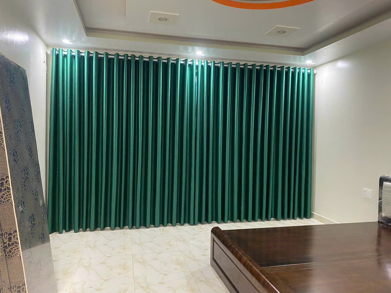 Rèm vải màu xanh lá cây tươi mát cho phòng khách