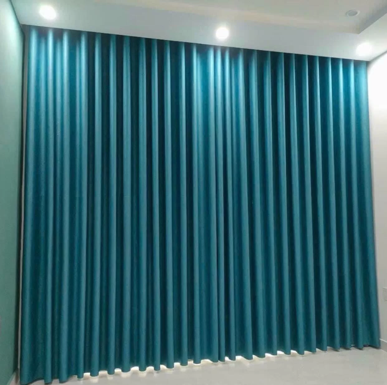 Rèm vải màu xanh ngọc cao cấp mang lại sự thư giãn