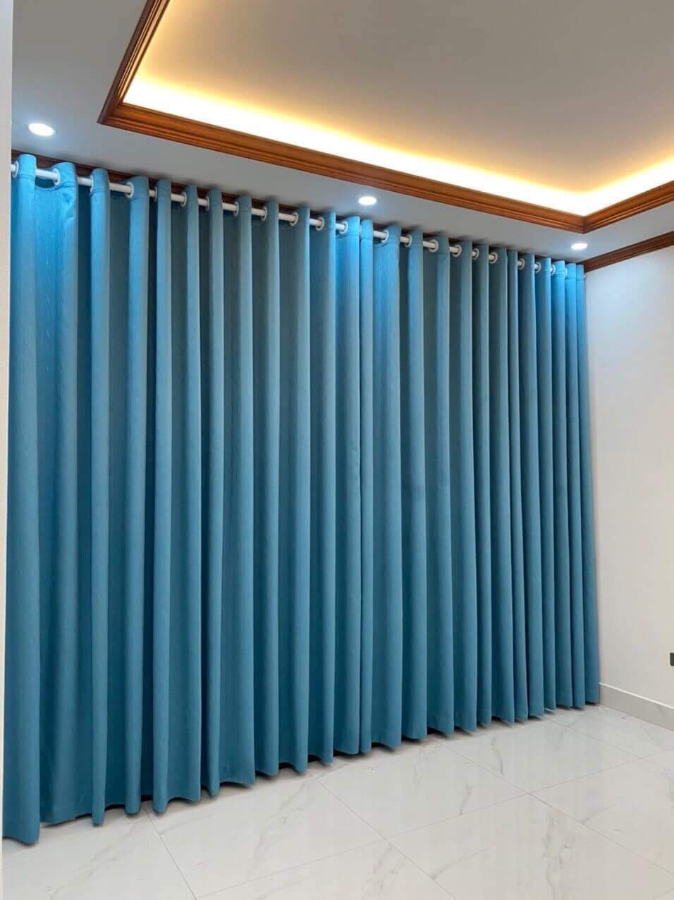 Rèm vải màu xanh ngọc đẹp kết hợp nội thất hiện đại