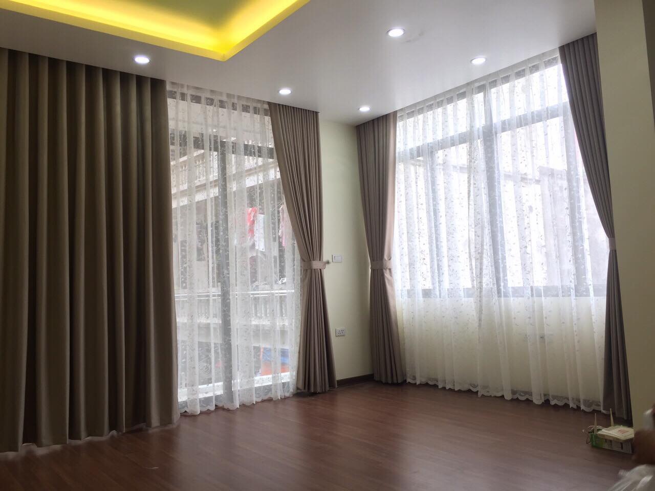 Rèm xếp cửa chính trang trí nhà phố