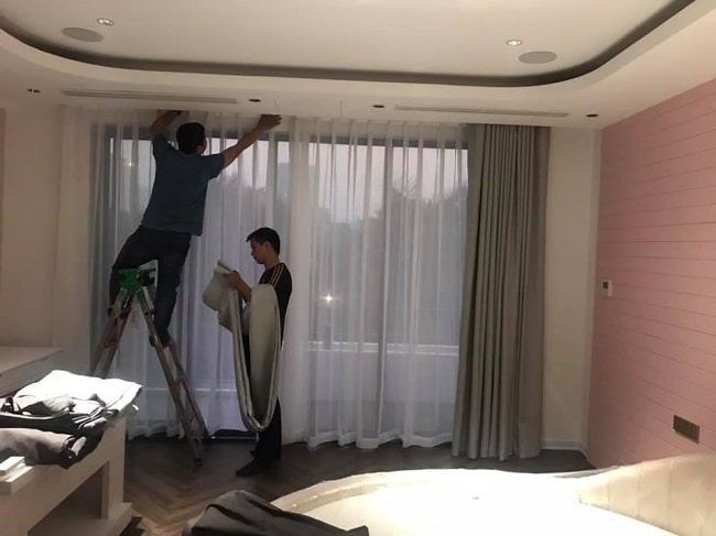 Tháo móc và thanh treo của rèm cửa xếp ly